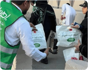 توزيع آلاف الوجبات على الحجاج والمعتمرين خلال موسم الحج